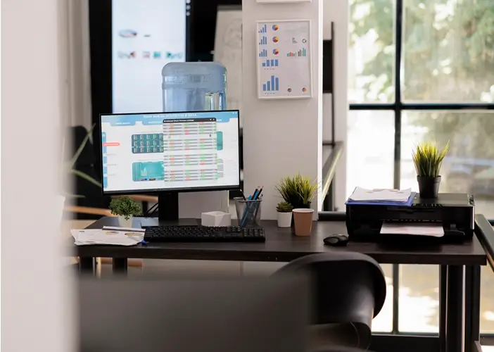 Escritório com relatório financeiro anual na tela do monitor